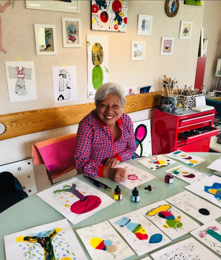 Portrait de l'artiste peintre Cleide Saito dans son atelier à Yverdon-les-Bains, Vaud, Suisse, entourée de ses peintures